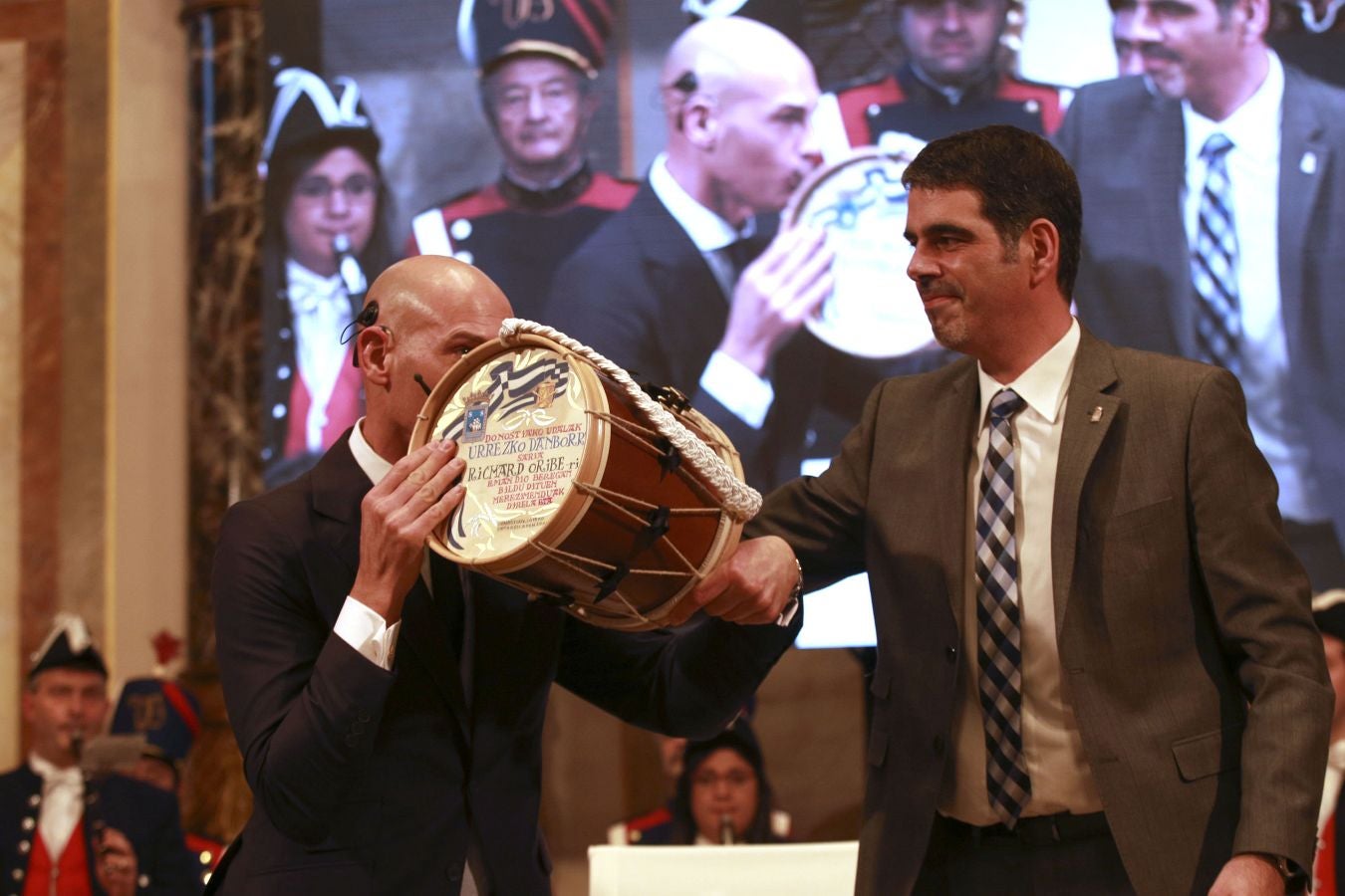 El deportista paralímpico ve cumplido su sueño de hacerse con el máximo galardón de la ciudad en una ceremonia llena de emoción