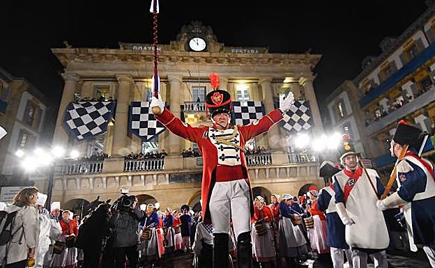 Imagen. José Ramón Mendizabal da inicio a la fiesta de San Sebastián. 