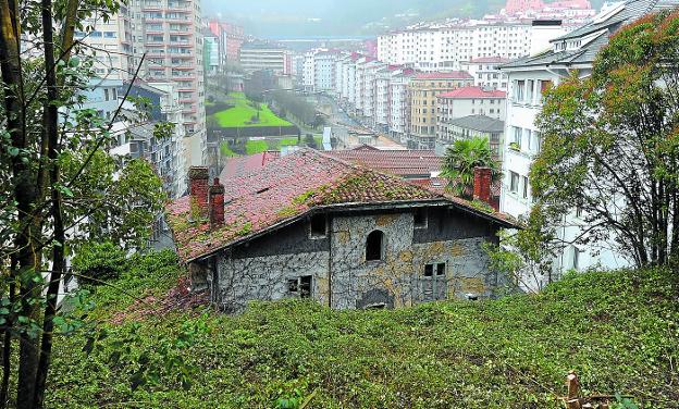 El derribo del chalet de Mekola elimina del paisaje urbano de Eibar uno de los elementos que habían generado un problema de imagen por su estado ruinoso.
