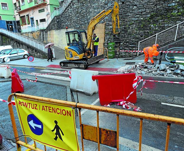 La renovación del asfaltado ha comenzado a realizarse a lo largo de Arrate Bide.
