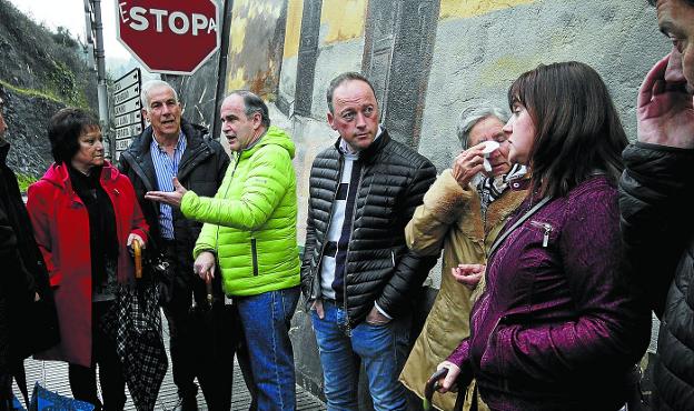 Iñaki Arana, segundo por la izquierda, y otras víctimas del atentado del Aldana, ayer en el homenaje en Alonsotegi. 