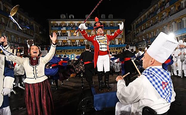 Vídeo: Así comenzó la fiesta durante la Izada en la plaza de la Constitución. 
