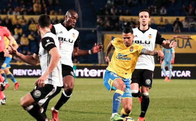 Jonathan Viera, en una acción del partido ante el Valencia. 