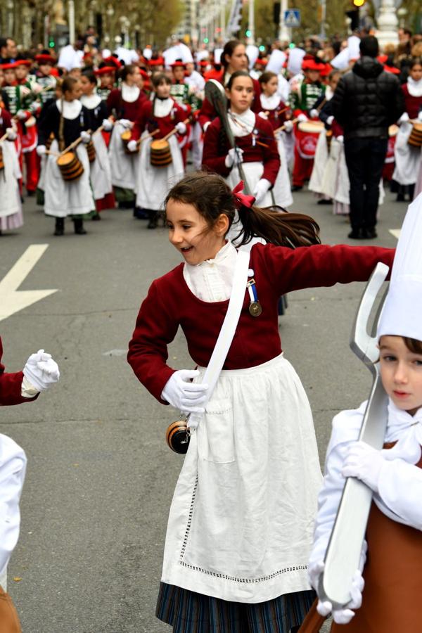 Casi 5.000 niños han desfilado por el centro de San Sebastián al son de la música de Sarriegui