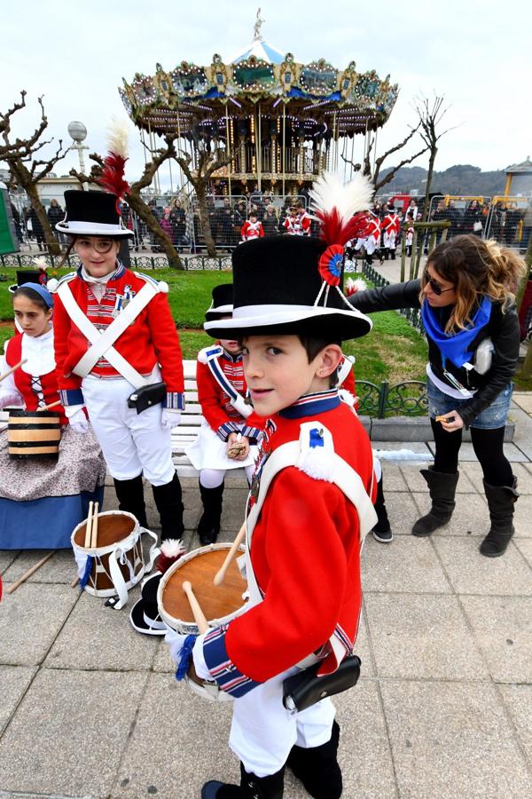 Casi 5.000 niños han desfilado por el centro de San Sebastián al son de la música de Sarriegui