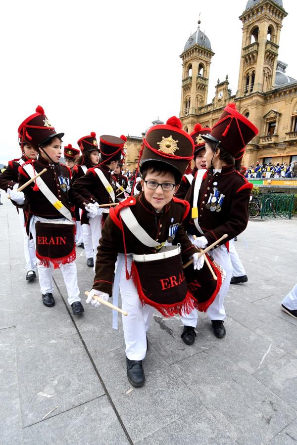 Casi 5.000 niños han desfilado por el centro de San Sebastián al son de la música de Sarriegui