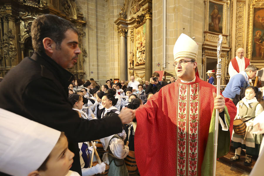 La tamborrada cierra la misa presidida por Munilla en honor al Santo Patrón con protagonismo especial del Orfeón Donostiarra