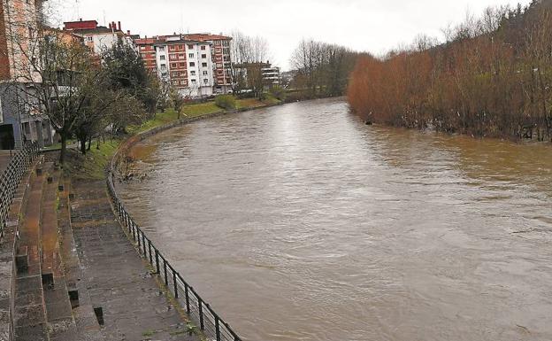 El nivel del río Oria experimentó ayer un aumento tras las lluvias y el deshielo de la nieve