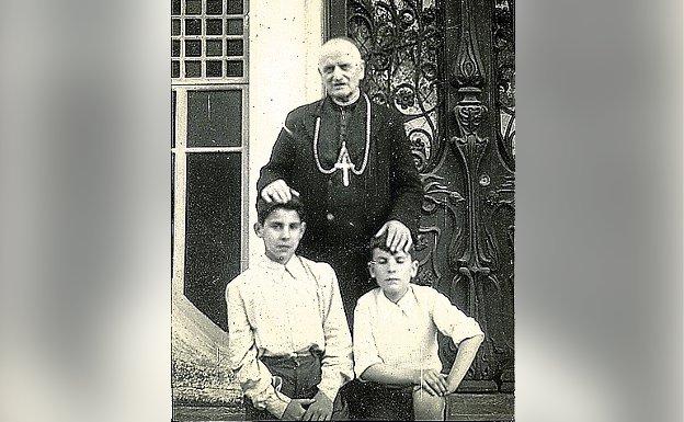 Los hermanos Finaly, con el obispo Mateo Mújica.