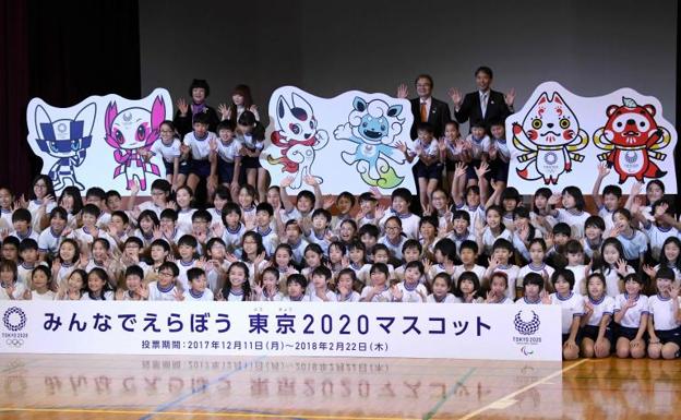 Exhibición de mascotas de Tokio 2020 en un colegio de Tokio. 