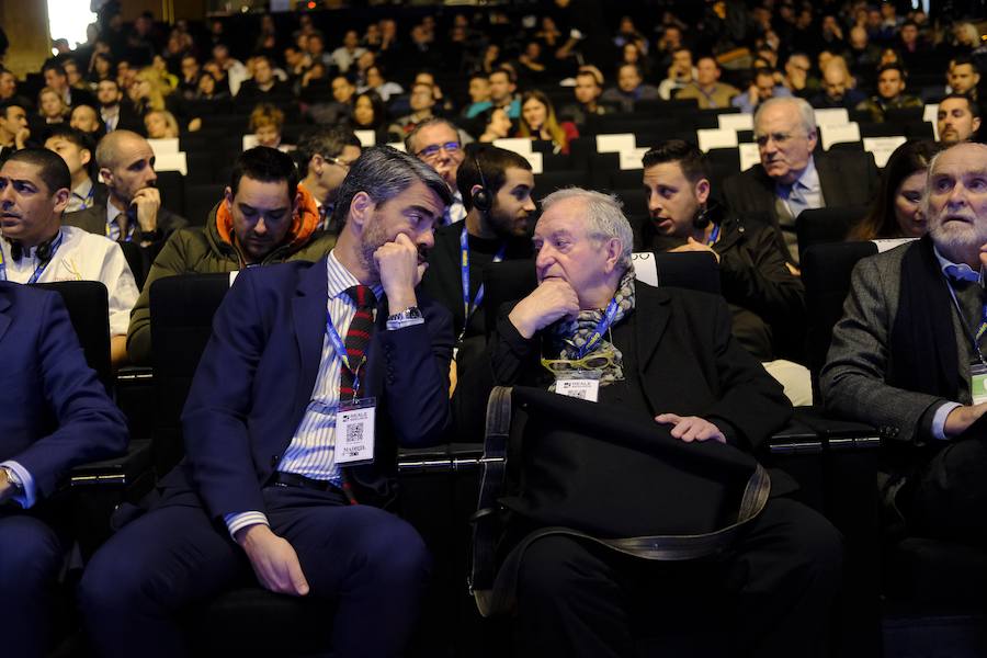 El consejero delegado de Vocento, Luis Enríquez, charla con el chef Juan Mari Arzak.