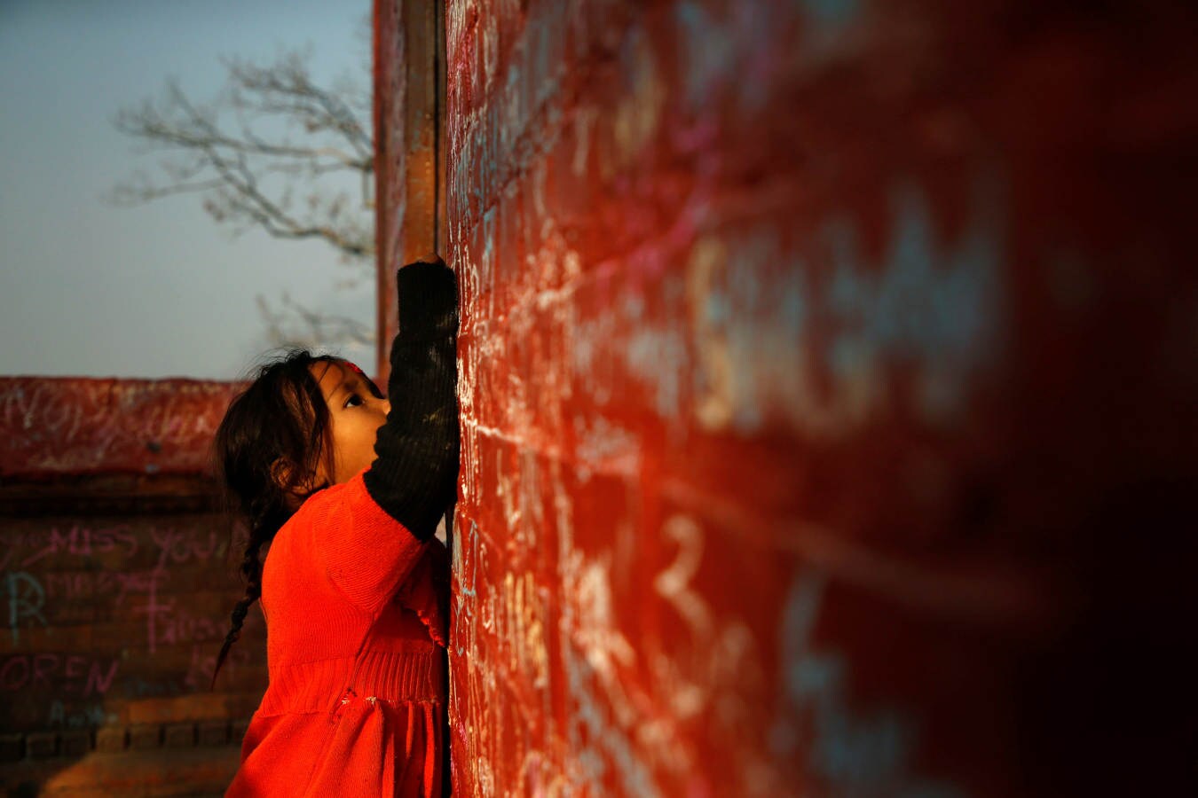 Un niño escribe en la pared de un templo de Saraswati durante el festival Shreepanchami dedicado a la diosa de la educación Saraswati en la creencia de que la diosa ayudará a los devotos a sobresalir en la educación, en Katmandú. 
