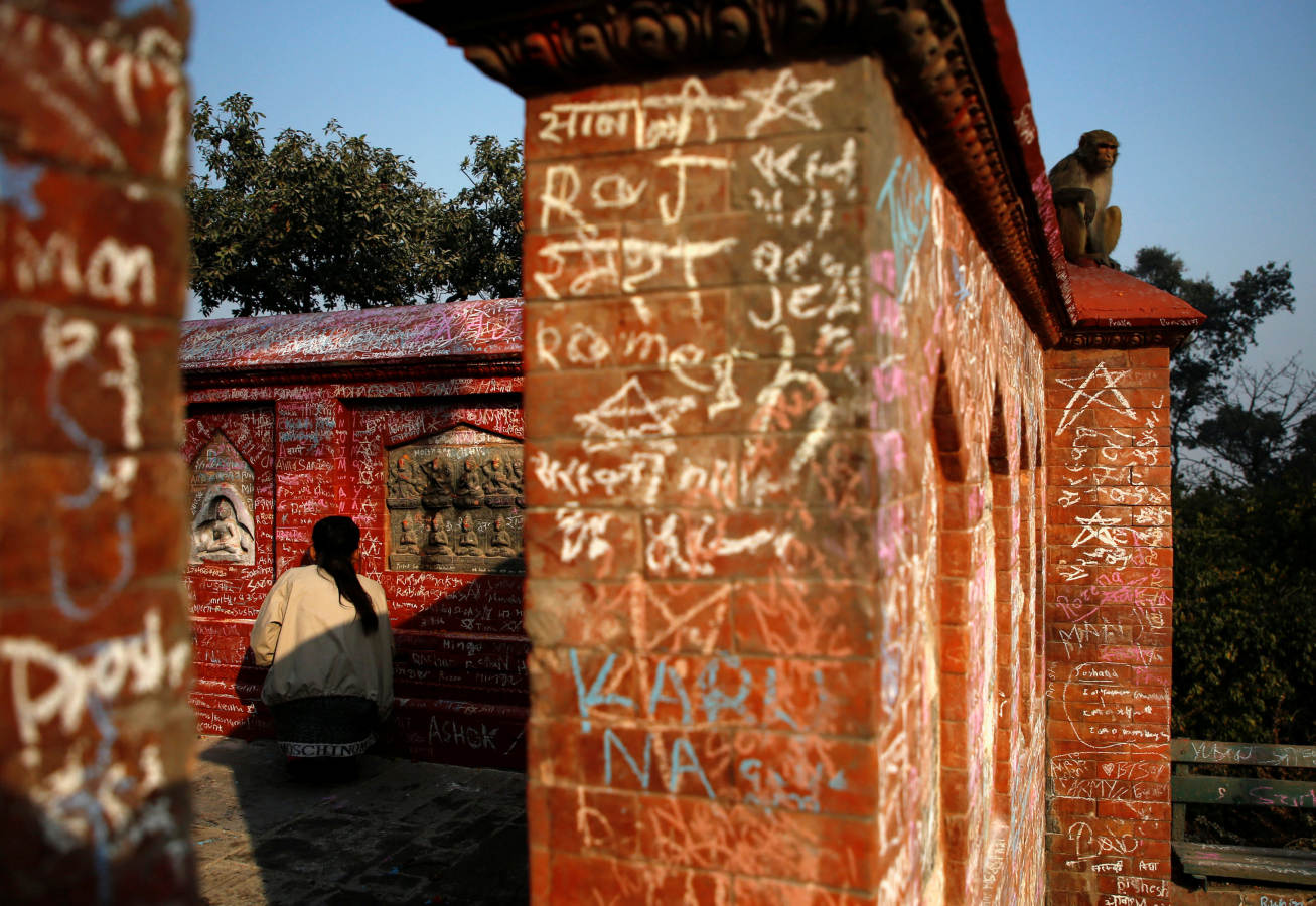 Un niño escribe en la pared de un templo de Saraswati durante el festival Shreepanchami dedicado a la diosa de la educación Saraswati en la creencia de que la diosa ayudará a los devotos a sobresalir en la educación, en Katmandú. 