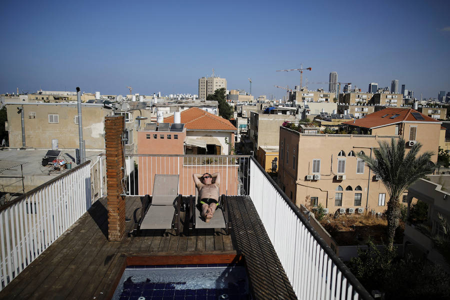 Tel Aviv, la acelerada capital económica de Israel, tiene buenas vistas. Con el espacio vital ajustado y escaso, los habitantes de la populosa metrópoli mediterránea sólo necesitan instalarse en sus propios tejados para gozar. Las azoteas de buena parte de los edificios de la ciudad se han transformado en hermosos jardines al aire libre, restaurantes, centros de instrucción e incluso estudios de arte y yoga.