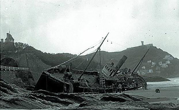 Vestigios del barco hallado ante los relojes de La Concha