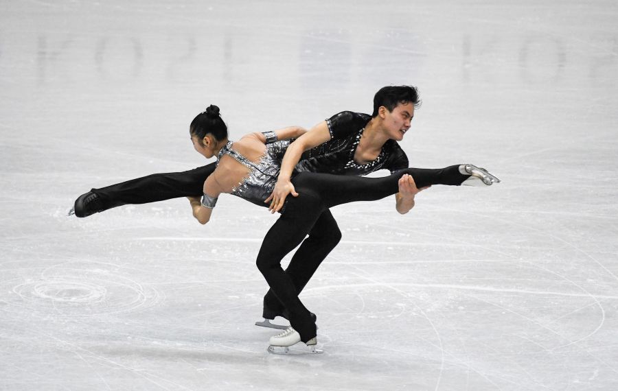 Decenas de patinadores participan en Taipei en el Campeonato de Patinaje Artístico Four Continents donde coinciden varios medallistas olímpicos. 