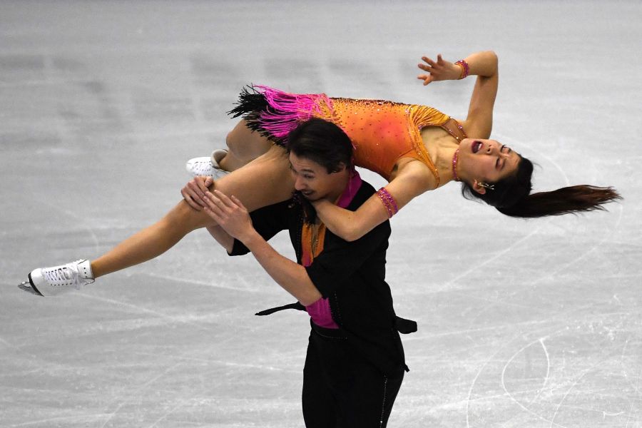 Decenas de patinadores participan en Taipei en el Campeonato de Patinaje Artístico Four Continents donde coinciden varios medallistas olímpicos. 