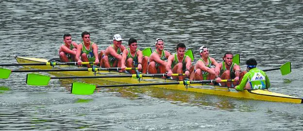 Gorka Sánchez, Beñat Amunarriz, Meltxor Amunarriz, Julen Iridoi, Patxi Arburua, Beñat Egiazu, Iñigo Sagarzazu, Gorka Egiazu y el patrón Iker de la Linde formaron el jovencísimo ocho con timonel.
