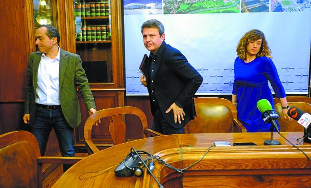 Miguel Ángel Páez, José Antonio Santano y Cristina Laborda, al término de la rueda de prensa. 