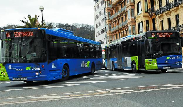 Dos autobuses, en el cruce de Avenida y Urbieta. 