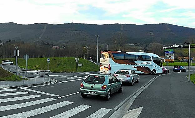 El acceso al centro escolar es motivo de problemas e incluso ha habido algún accidente. 
