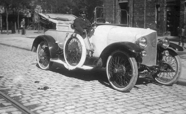 Un coche en la calle Fuenterrabía en el año 1925. 