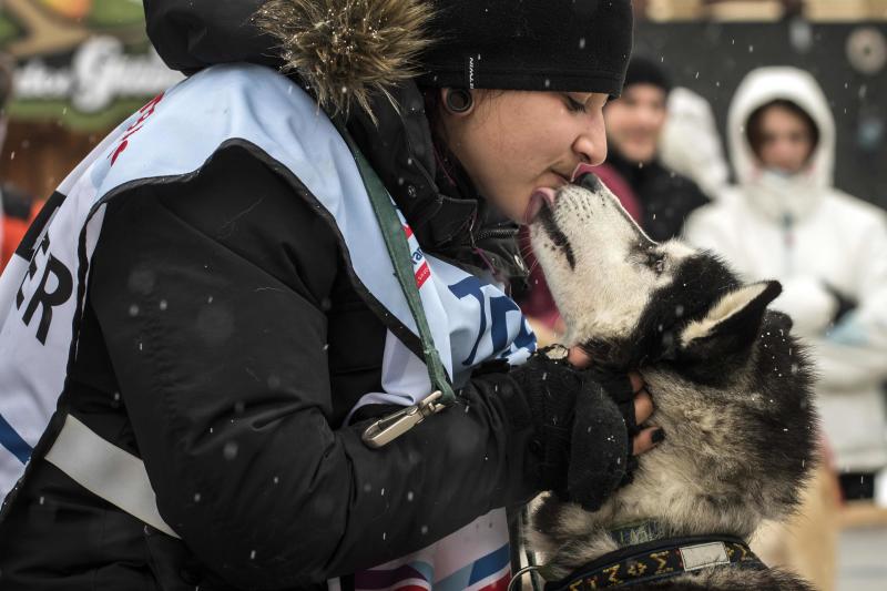 La Grand Odyssee es una carrera internacional de trineos tirados por perros, que discurre a lo largo de 1000 kilómetros entre los alpes suizos y franceses. En la prueba, que tiene una duración de dos semanas, compiten trineos arrastrados por hasta 14 perros de diferentes razas, con experiencia en largas y medias distancias, y se atraviesan más de veinte estaciones de esquí. Un equipo de veterinarios se ocupa de controlar la salud de los animales a lo largo de la competición. Algunos incluso llevan pequeñas botas para proteger sus patas del frío.