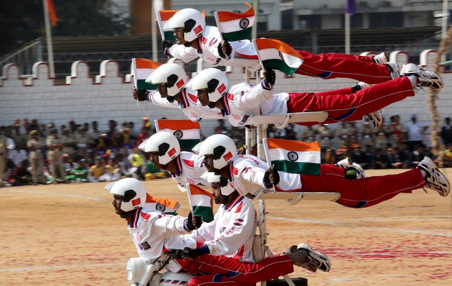 Un gran desfile civil y militar, que ha tenido este año como invitados especiales a los países de la Asociación de Naciones del Sudeste Asiático, conmemora la aprobación de la Constitución en India. 