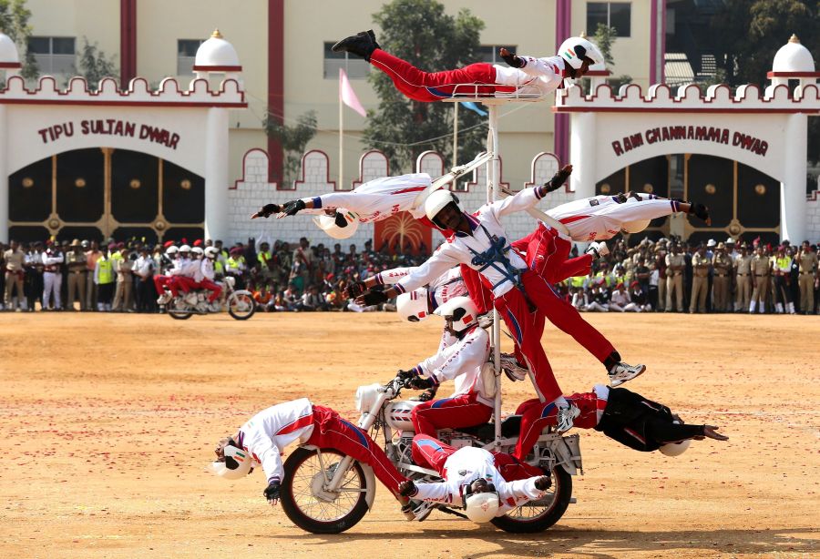 Un gran desfile civil y militar, que ha tenido este año como invitados especiales a los países de la Asociación de Naciones del Sudeste Asiático, conmemora la aprobación de la Constitución en India. 