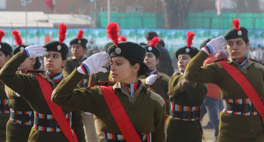 Un gran desfile civil y militar, que ha tenido este año como invitados especiales a los países de la Asociación de Naciones del Sudeste Asiático, conmemora la aprobación de la Constitución en India. 