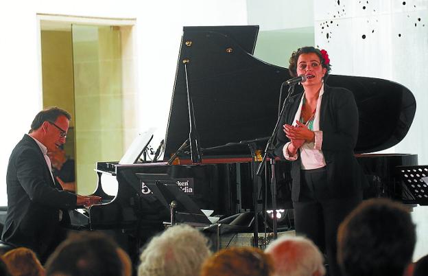 La cantante Ainara Ortega y el pianista Iñaki Salvador, en el Jazzaldia de 2016.