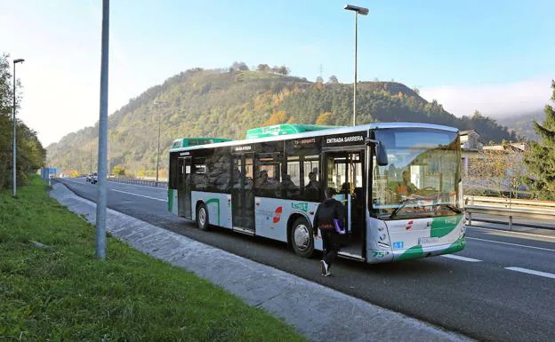 Un autobús de Lurraldebus circula por Tolosaldea.