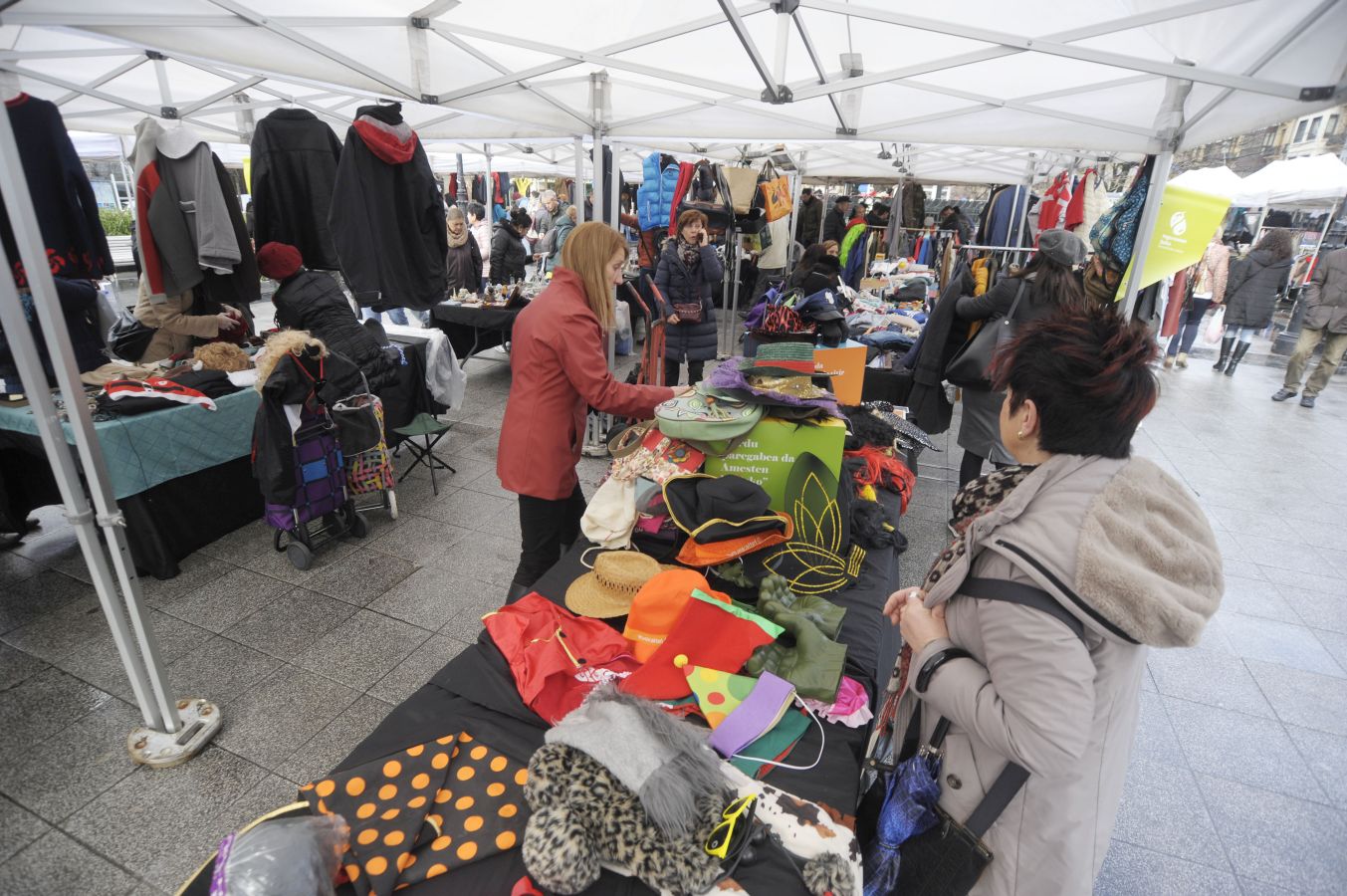 San Sebastián ha acogido este sábado una edición especial de Carnaval del tradicional mercado de segunda mano Donostitruk. 45 puestos ocupados por particulares y una asociación han puesto a disposición de los clientes todo tipo de disfraces y artículos propios de esta fiesta.