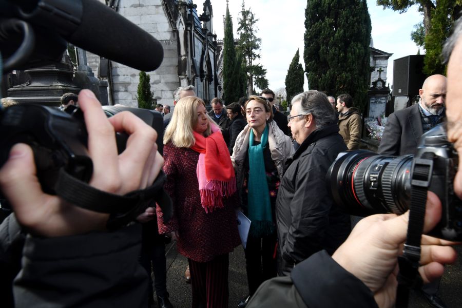 El ministro de Interior ha asistido a la ofrenda floral que ha tenido lugar en el cementerio de San Sebastián. 