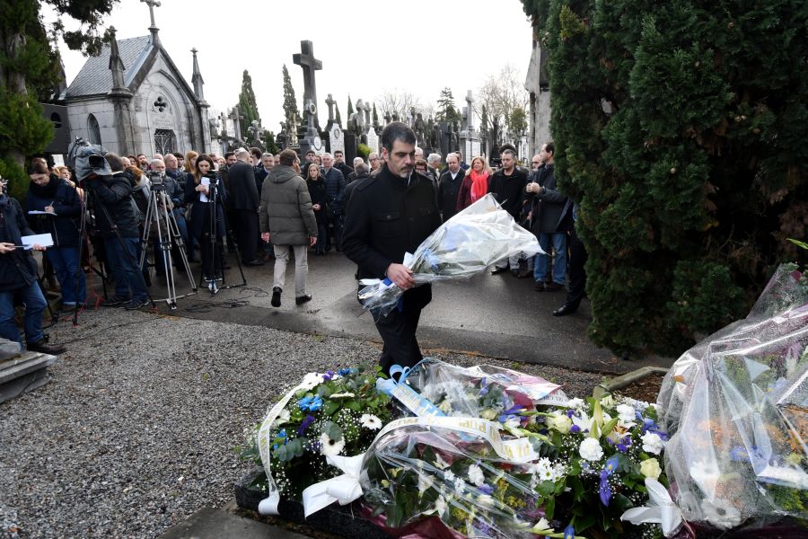 El ministro de Interior ha asistido a la ofrenda floral que ha tenido lugar en el cementerio de San Sebastián. 