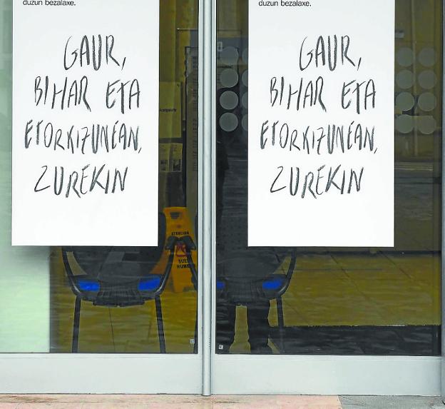 Comerciantes y hosteleros promoverán el euskera en la imagen de sus establecimientos. 