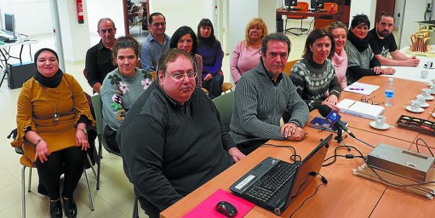 Ekimena. Personas que participan en el proyecto para buscar trabajo junto al coordinador Elizetxea y los concejales Maiza y Orbegozo. 