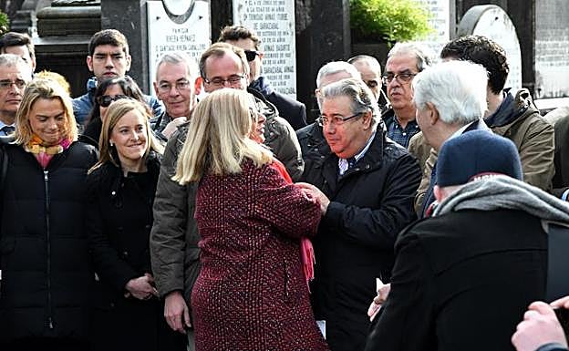 El ministro Zoido saluda a presidenta de Covite, Consuelo Ordóñez. 