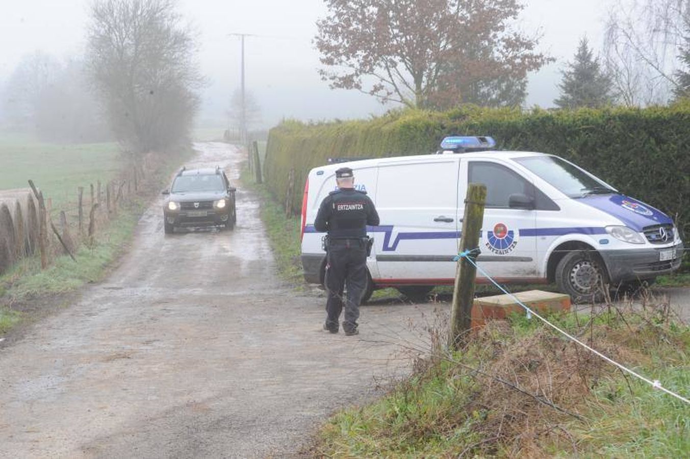 Un grupo de voluntarios formado por amigos y familiares de Jon Bárcena, el joven desaparecido en el Gorbea el pasado 30 de diciembre, ha hallado el cuerpo del montañero vizcaíno en el entorno del pantano de Urrunaga, en el término municipal de Legutio (Álava).