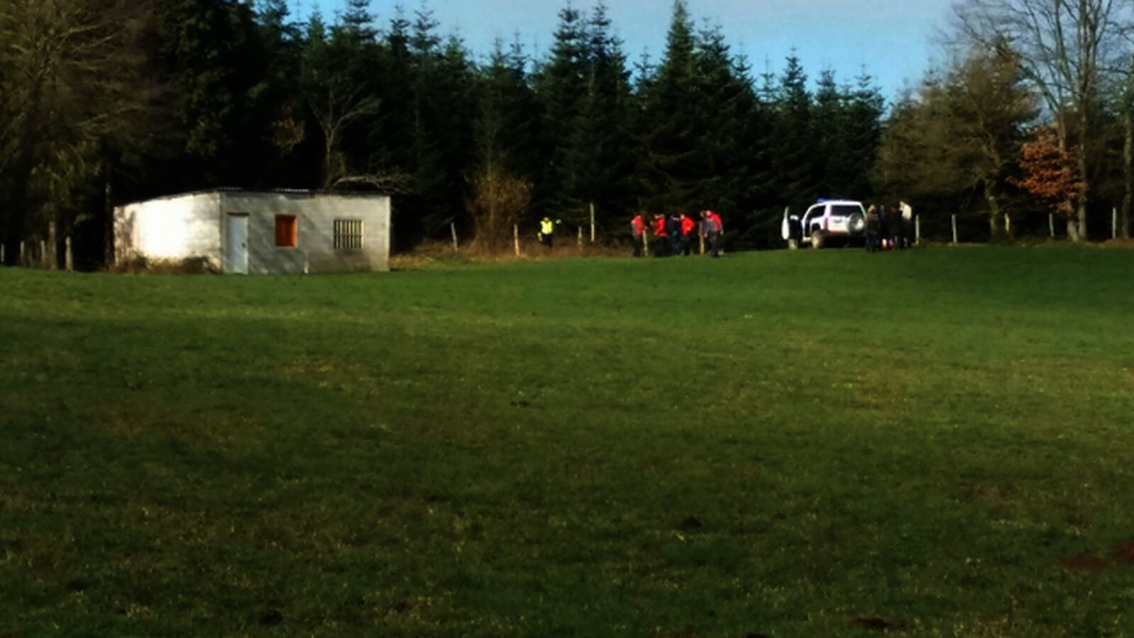 Un grupo de voluntarios formado por amigos y familiares de Jon Bárcena, el joven desaparecido en el Gorbea el pasado 30 de diciembre, ha hallado el cuerpo del montañero vizcaíno en el entorno del pantano de Urrunaga, en el término municipal de Legutio (Álava).