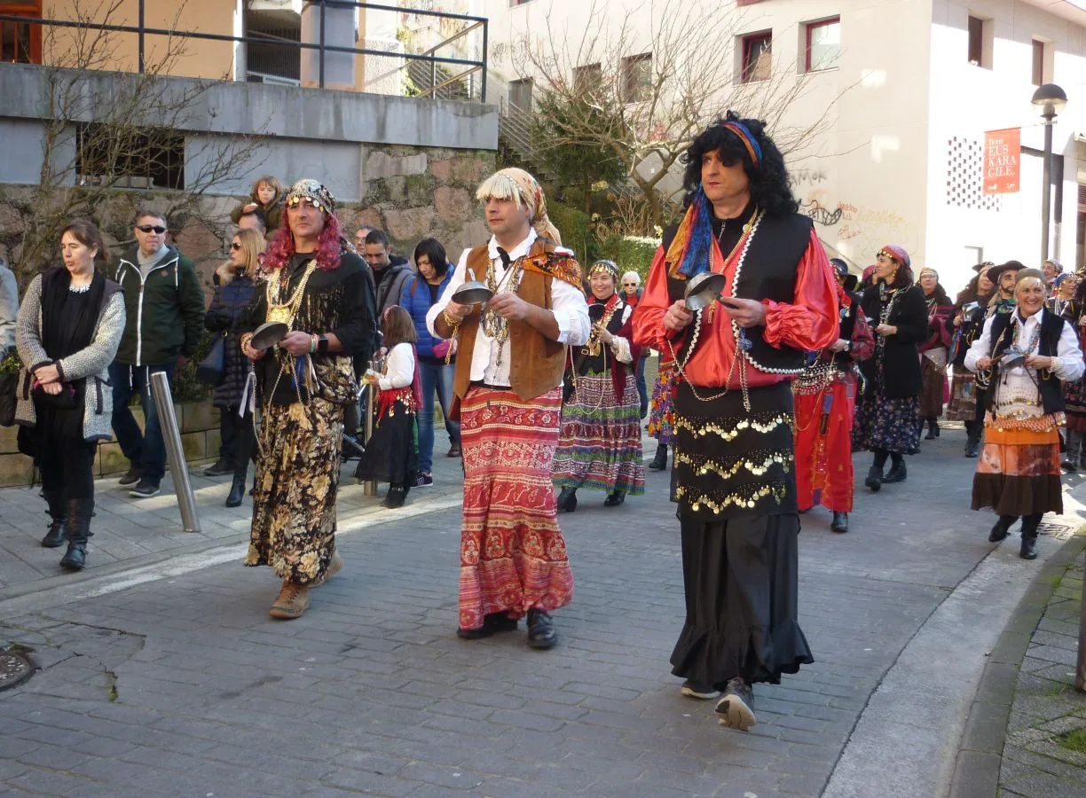 El distrito pasaitarra se anticipa a otras localidades y da ya la bienvenida a los pregoneros de los Carnavales. Este año, a plena luz del día