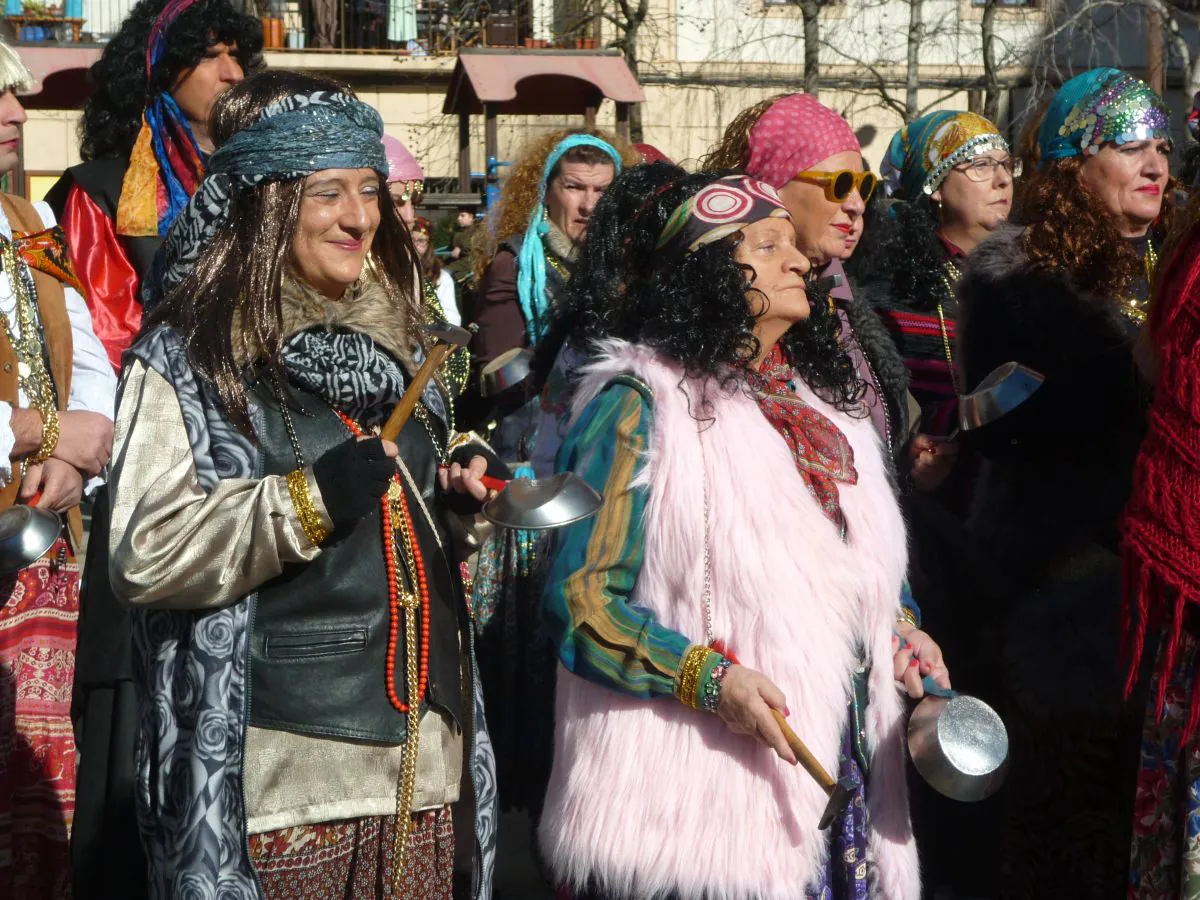 El distrito pasaitarra se anticipa a otras localidades y da ya la bienvenida a los pregoneros de los Carnavales. Este año, a plena luz del día