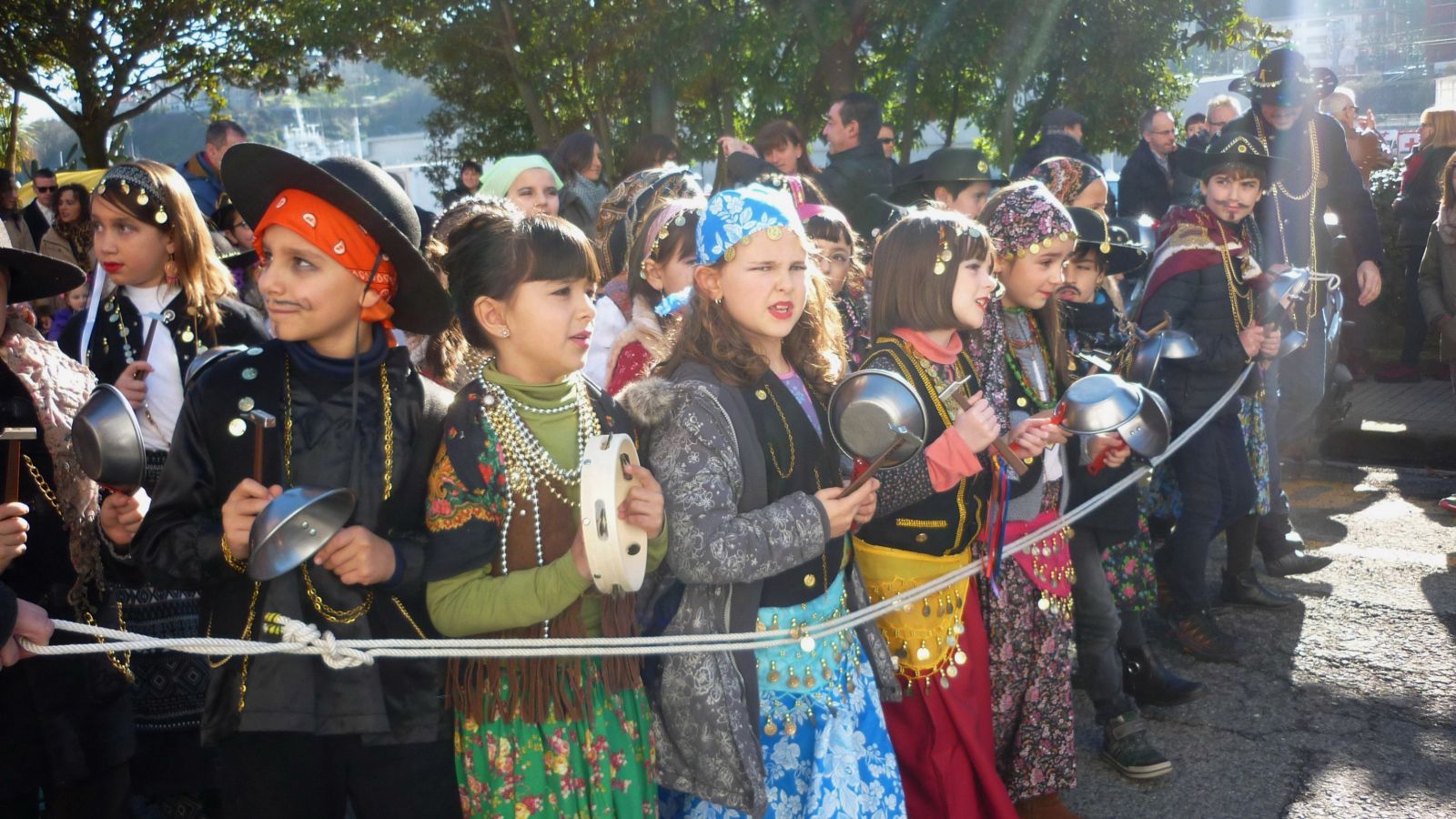 El distrito pasaitarra se anticipa a otras localidades y da ya la bienvenida a los pregoneros de los Carnavales. Este año, a plena luz del día