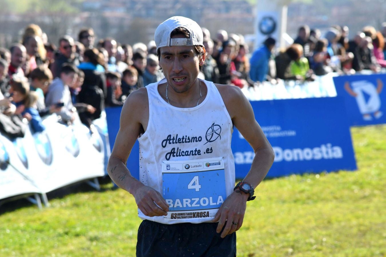 El bahrení de origen etíope Aweke Ayalew y la keniana Daisy Jepkemei se han impuesto en la 63 edición del cross de San Sebastián, disputado en el Hipódromo en un circuito lleno de barro que ha favorecido el espectáculo.