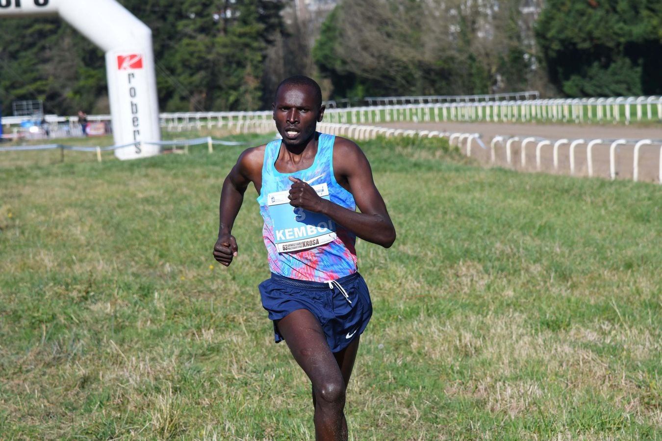 El bahrení de origen etíope Aweke Ayalew y la keniana Daisy Jepkemei se han impuesto en la 63 edición del cross de San Sebastián, disputado en el Hipódromo en un circuito lleno de barro que ha favorecido el espectáculo.