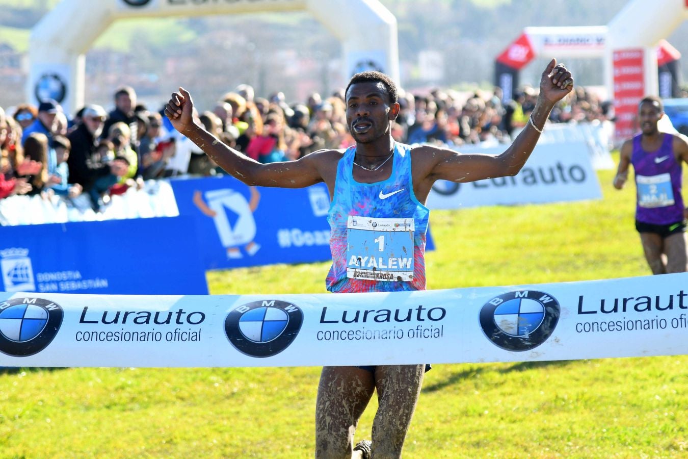 El bahrení de origen etíope Aweke Ayalew y la keniana Daisy Jepkemei se han impuesto en la 63 edición del cross de San Sebastián, disputado en el Hipódromo en un circuito lleno de barro que ha favorecido el espectáculo.
