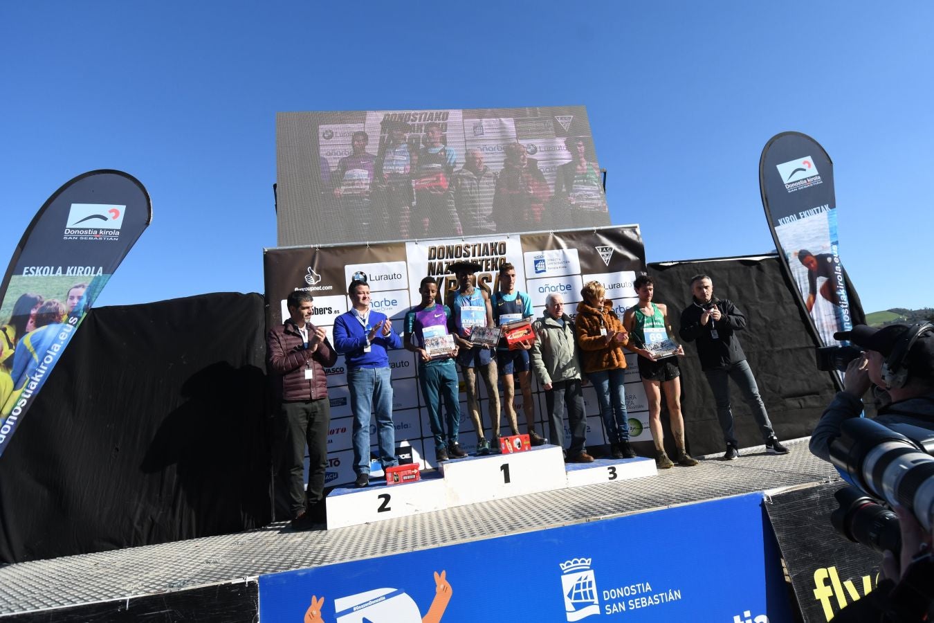 El bahrení de origen etíope Aweke Ayalew y la keniana Daisy Jepkemei se han impuesto en la 63 edición del cross de San Sebastián, disputado en el Hipódromo en un circuito lleno de barro que ha favorecido el espectáculo.