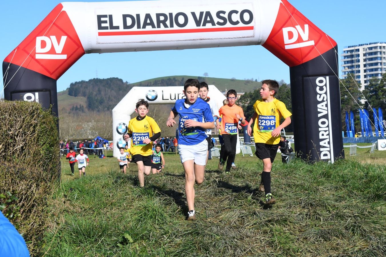 El bahrení de origen etíope Aweke Ayalew y la keniana Daisy Jepkemei se han impuesto en la 63 edición del cross de San Sebastián, disputado en el Hipódromo en un circuito lleno de barro que ha favorecido el espectáculo.