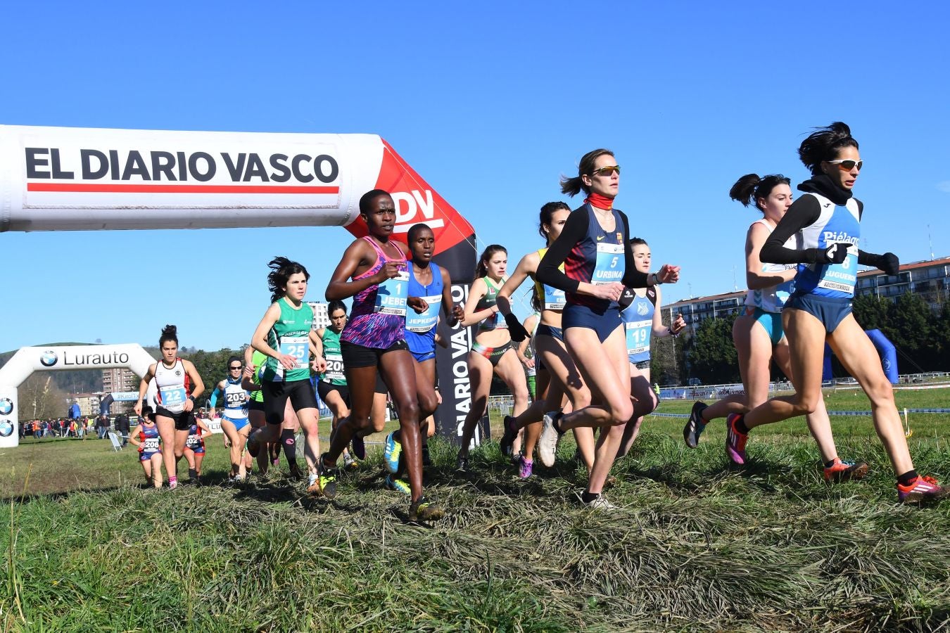 El bahrení de origen etíope Aweke Ayalew y la keniana Daisy Jepkemei se han impuesto en la 63 edición del cross de San Sebastián, disputado en el Hipódromo en un circuito lleno de barro que ha favorecido el espectáculo.