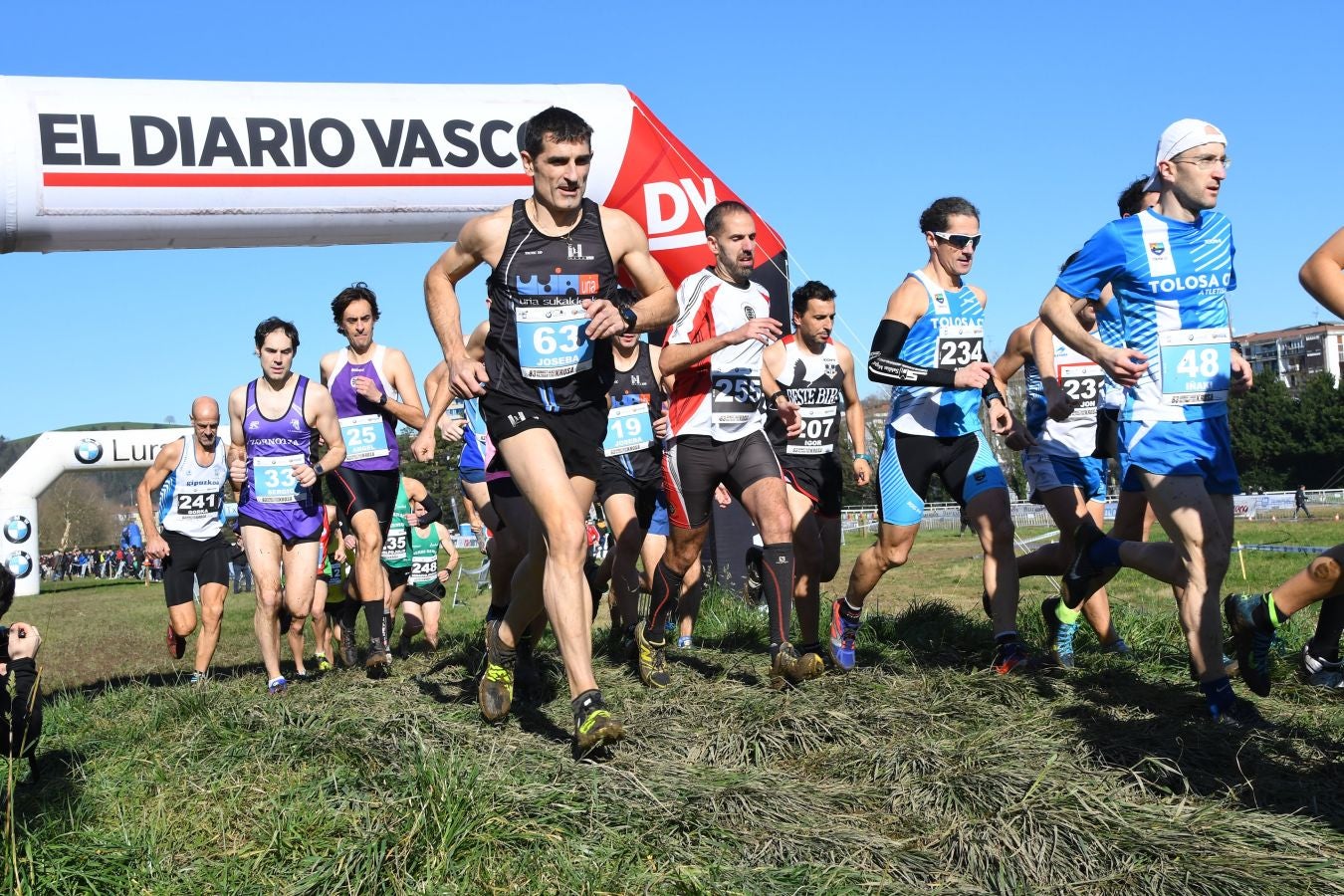 El bahrení de origen etíope Aweke Ayalew y la keniana Daisy Jepkemei se han impuesto en la 63 edición del cross de San Sebastián, disputado en el Hipódromo en un circuito lleno de barro que ha favorecido el espectáculo.